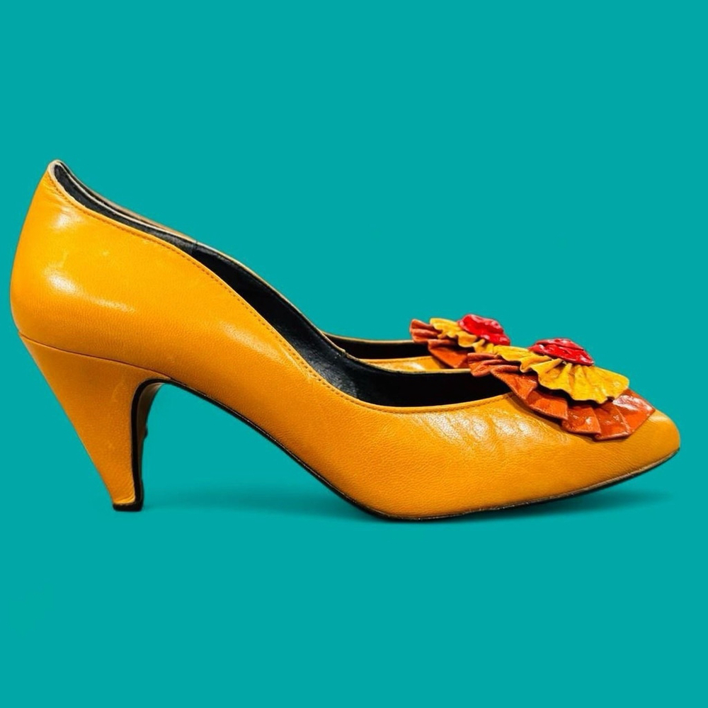 Vintage 80s Lauren West Mustard Leather Floral Pumps Heels Spain 5.5B